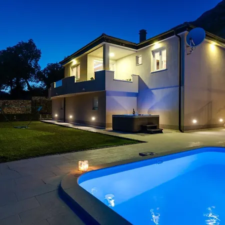 Beybe With Jacuzzi, Large Private Pool 50m2, Bbq,free Wifi, 3 Bedrooms Villa *