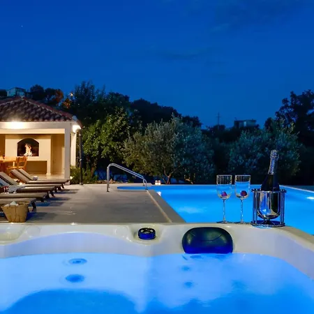 Beybe With Jacuzzi, Large Private Pool 50m2, Bbq,free Wifi, 3 Bedrooms Villa