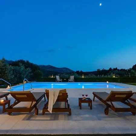 Villa Beybe With Jacuzzi, Large Private Pool 50m2, Bbq,free Wifi, 3 Bedrooms *