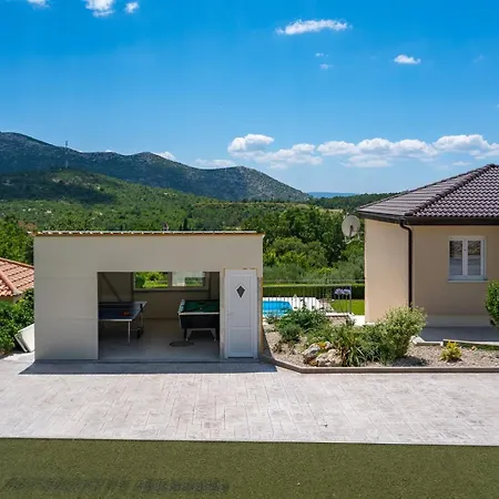 Beybe With Jacuzzi, Large Private Pool 50m2, Bbq,free Wifi, 3 Bedrooms *