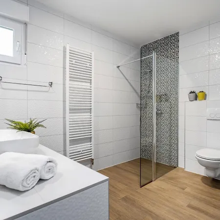 Beybe With Jacuzzi, Large Private Pool 50m2, Bbq,free Wifi, 3 Bedrooms