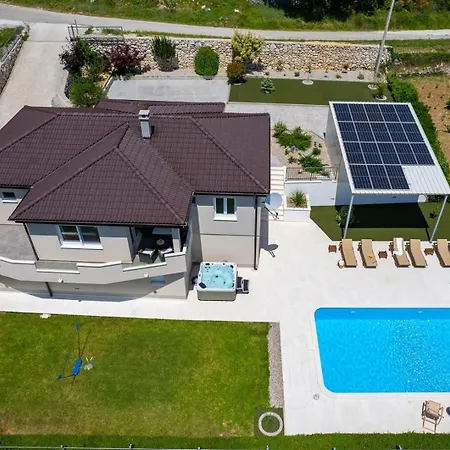 Beybe With Jacuzzi, Large Private Pool 50m2, Bbq,free Wifi, 3 Bedrooms *