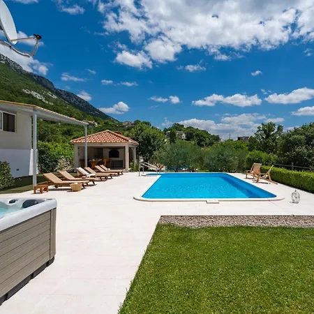 Beybe With Jacuzzi, Large Private Pool 50m2, Bbq,free Wifi, 3 Bedrooms