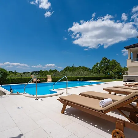 Beybe With Jacuzzi, Large Private Pool 50m2, Bbq,free Wifi, 3 Bedrooms Vila