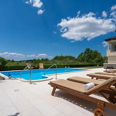 Beybe With Jacuzzi, Large Private Pool 50m2, Bbq,free Wifi, 3 Bedrooms Villa
