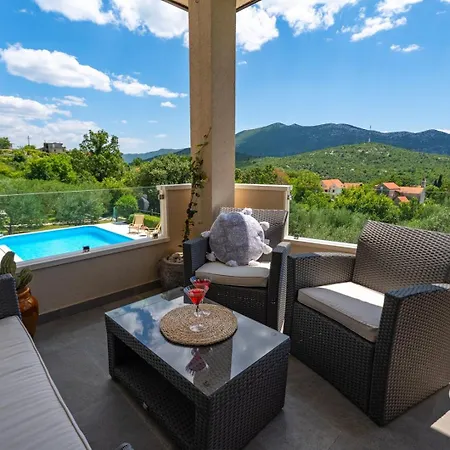 Beybe With Jacuzzi, Large Private Pool 50m2, Bbq,free Wifi, 3 Bedrooms *