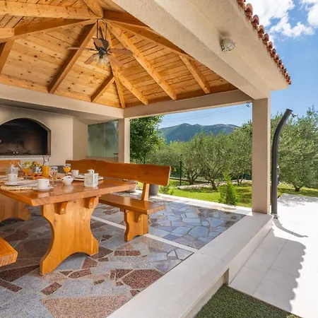 Villa Beybe With Jacuzzi, Large Private Pool 50m2, Bbq,free Wifi, 3 Bedrooms