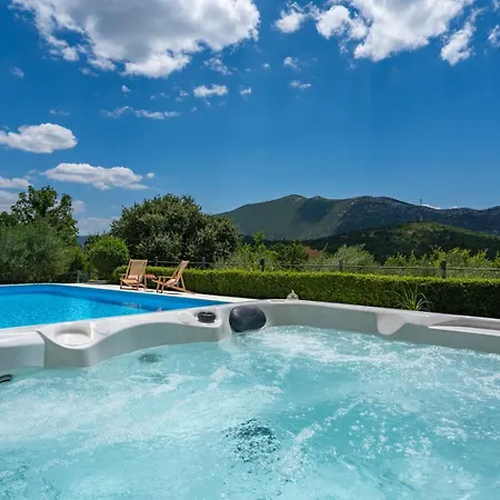 Beybe With Jacuzzi, Large Private Pool 50m2, Bbq,free Wifi, 3 Bedrooms